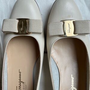 Salvatore Ferragamo Ivory Vara Pumps 10 AA